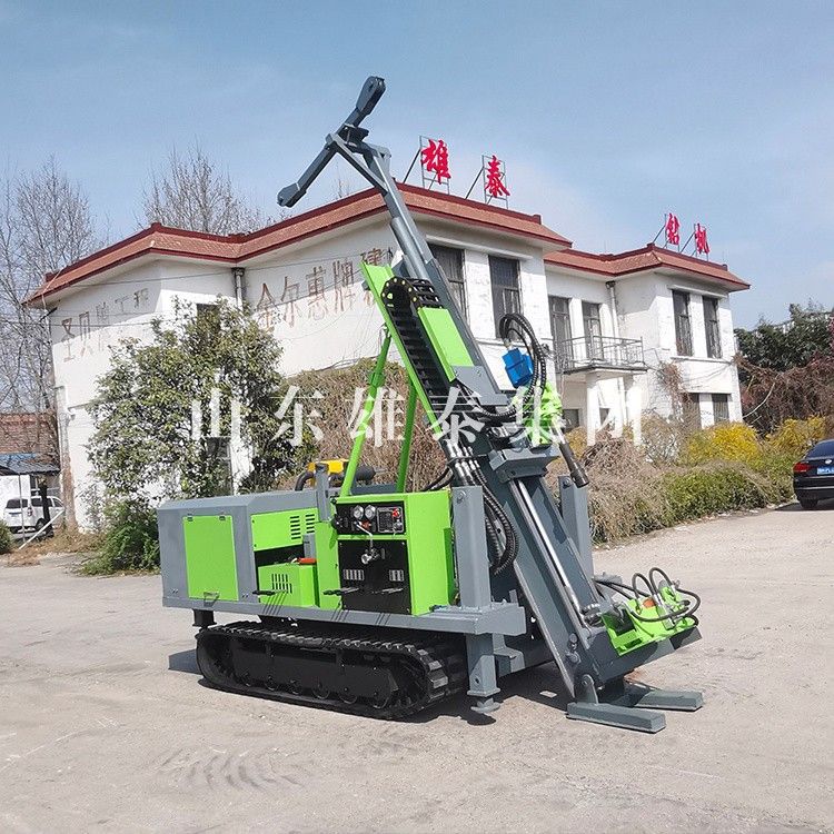 山東雄泰鉆機廠(chǎng)600型全液壓巖心鉆機施工中